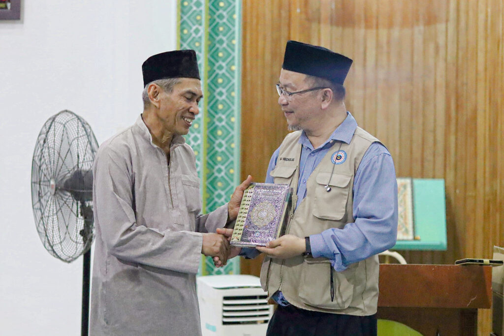 Penyerahan Quran Bahasa Dusun yang disampaikan oleh Tn Haji Nicholas Sylvester, Pengerusi KDMRS Muslim.