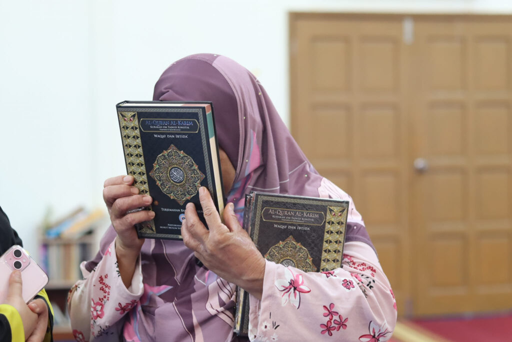 Mualaf bersyukur dapat menyentuh Quran Bahasa Dusun buat pertama kali