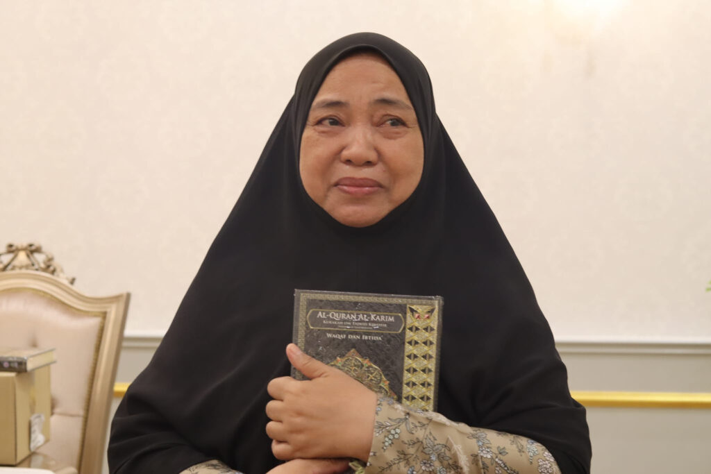 Mualaf Dusun Sabah terharu menerima Quran Terjemahan Bahasa Dusun.